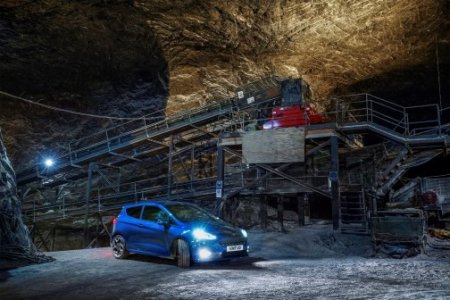 400 méterrel a földfelszín alatt a 200 LE-s Fiesta ST-vel 